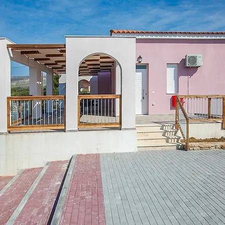 Christina, A Private Destination To Paradise ليكسوري