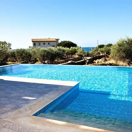 Christina, A Private Destination To Paradise ليكسوري